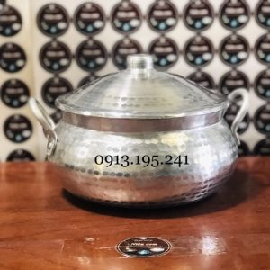 Nồi lẩu nhôm gò là loại nồi truyền thống của Việt Nam, thường được làm thủ công bằng cách gò, rèn nhôm thành hình dáng nồi. Nồi lẩu nhôm gò có đặc điểm nổi bật là bền, nhẹ, và có khả năng dẫn nhiệt tốt, giúp nấu ăn nhanh và tiết kiệm nhiên liệu.